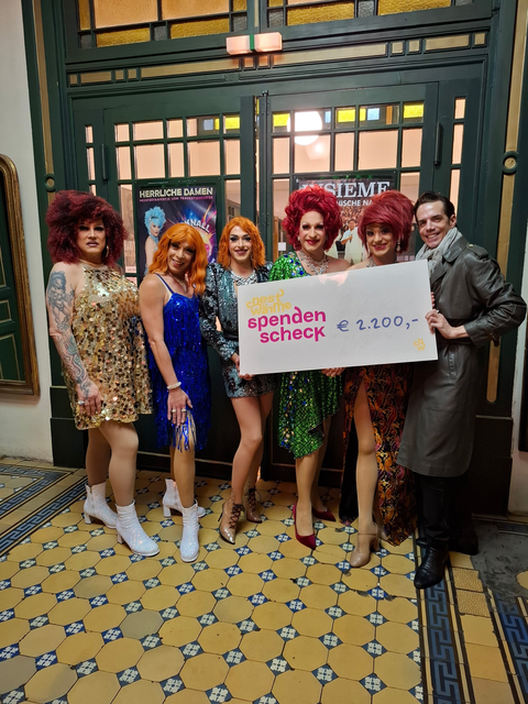 Die "Herrlichen Damen" haben mit ihrer spannenden Show eine stolze Summe von über 2.000 Euro erspielt.  | Foto: Stefan Konrad