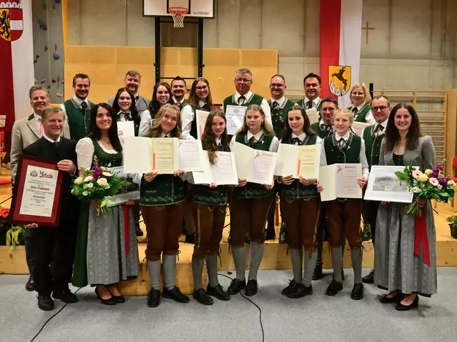 Foto der Geehrten:
1. Reihe v.l.n.r. Franz Gappmayer sen. (wurde nach 46 aktiven Jahren zum Ehrenmitglied ernannt), Karoline Trattner (Verabschiedung nach 10 Jahren Marketenderin), Valentina Zehner (Jungmusikerbrief), Lea Baier (Leistungsabzeichen in Bronze auf der Klarinette) Christina Perner (Leistungsabzeichen in Bronze FLügelhorn), Johanna Wieland (Jungmusikerbrief), Franz Wieland (Ehrenzeichen in Silber des BMV  für 25 Jahre Mitgliedschaft), Amelie Perner (Leistungsabzeichen in Bronze Horn), Georg Eberharth (Obmann), Katharina Gappmayr (Verabschiedung nach 4 Jahren Marketenderin)

2. Reihe v.l.n.r.: Wolfgang Pfeifenberger (Bürgermeister), Emanuel Prodinger (Kapellmeister), Simone Berchtaler (Ehrenzeichen in Bronze des BMV für 10 Jahre Mitgliedschaft), Christian Berchthaler (Bezirkskapellmeister Stv.), Anna-Sofia Wieland (Ehrenzeichen in Bronze des BMV für 10 Jahre Mitgliedschaft), Christian Gfrerer (Bezirksobmann Stv), Annika Perner (Ehrenzeichen in Bronze des BMV für 10 Jahre Mitgliedschaft), Peter Wieland jun. (Ehrenzeichen in Silber der DM Wöltung für 30 Jahre Mitgliedschaft), Andreas Zehner, Christian Löcker (Ehrenzeichen in Gold der DM Wöltung, sowie vom BMV für 40 Jahre Mitgliedschaft), Christiane Wieland (Ehrenzeichen in Silber des BMV für 25 Jahre Mitgliedschaft) | Foto: DM Wölting