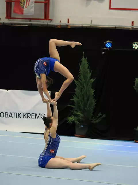 Oben Celina Loidl, unten Livia Haizinger | Foto: Union Sportakrobatik Krems