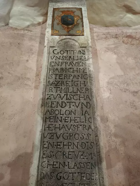 Gnadenstatue hinter dem Altar am Opfergang  | Foto: Frank