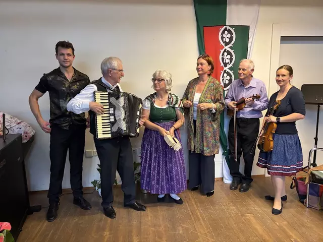 Das Ensemble: Markus Koropp, Herfried Pock, Ursula Kortschak, Aglaia Szyszkowitz, Wolfgang und Maria Kortschak (v.l.) | Foto: Christa Sebl