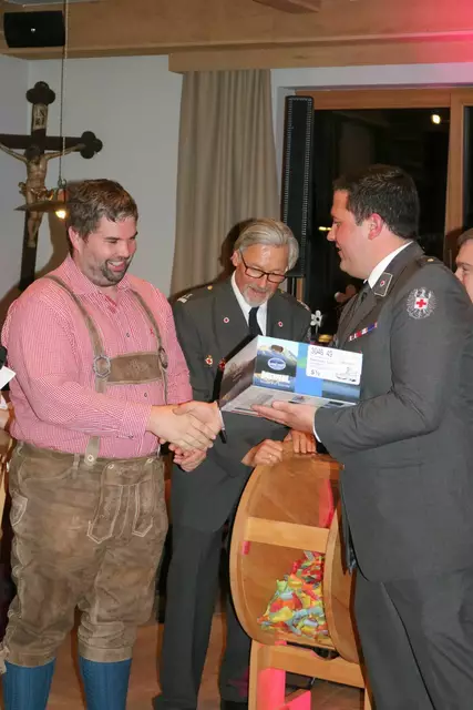 Hauptpreisgewinner Thomas Lassacher, Franz Präauer (Jugendgruppenmitarbeiter und Rettungssanitäter), Peter Huber (Abteilungskommandant-Stellvertreter) | Foto: Rotes Kreuz Salzburg