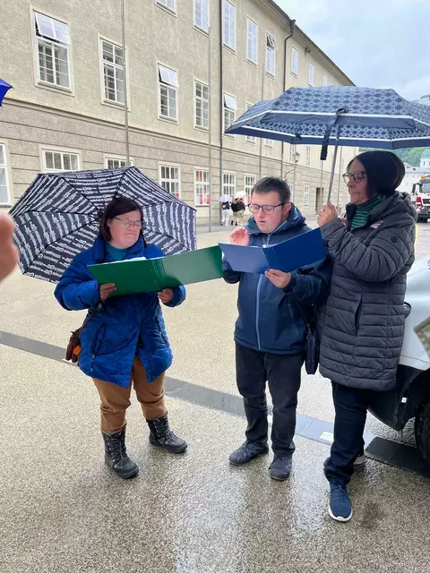 Zu einer einstündigen Führung durch den Dombezirk in der Salzburger Innenstadt luden Sabine Thaler und Michael Sebald, zwei Menschen mit Down-Syndrom.  | Foto: Diakoniewerk Salzburg