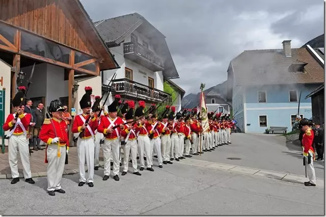 Ehrensalve der Historische Schützenkompanie Lessach | Foto: Peter Kröll