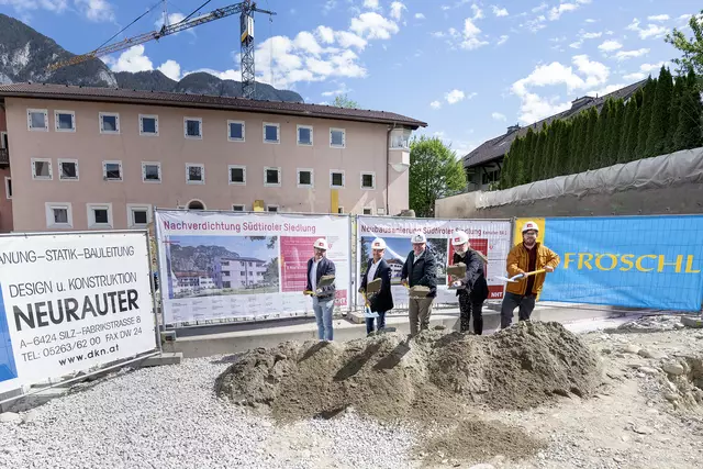 Gemeinsamer Kraftakt (v.li.): Bauleiter Dietmar Neurauter, Bürgermeister Klaus Gritsch, NHT-Geschäftsführer Johannes Tratter, Architekt Hanno Vogl-Fernheim und Stefan Graf vom Bundesdenkmalamt beim Spatenstich. | Foto: NHT