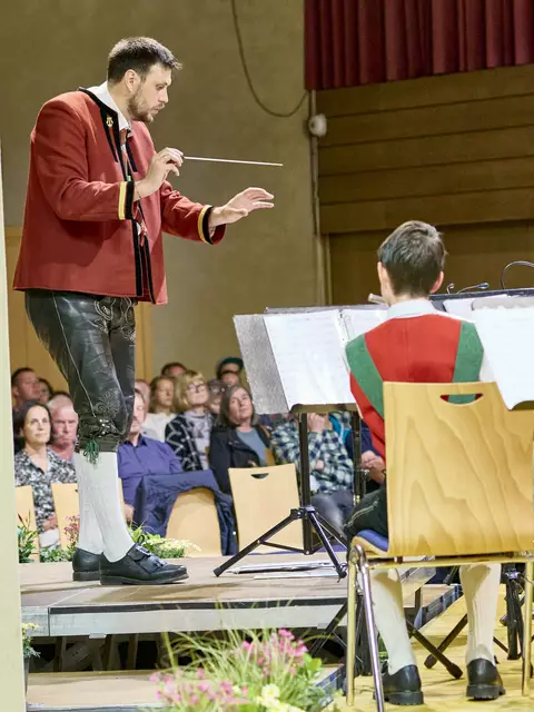 Musikalischer Leiter Markus Kurz dirigiert souverän beide Kapellen und führt sie mit sicherer Hand durch das Programm. | Foto: Thomas Waldegger
