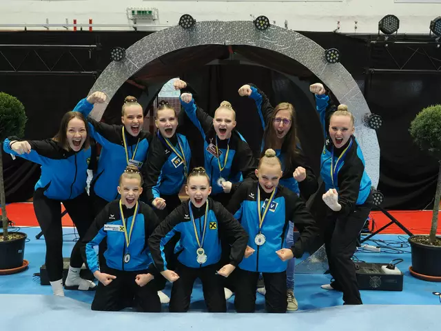 oben vlnr.: Trainerin Denise Jascha, Elena Kellner, Elena Kellner, Livia Haizinger, Mia Louisa Eichinger, Jasmin Pflügl, Sabrina Czihak, unten vlnr Milena Haag, Celina Loidl, Malou Rosifka | Foto: Union Sportakrobatik Krems