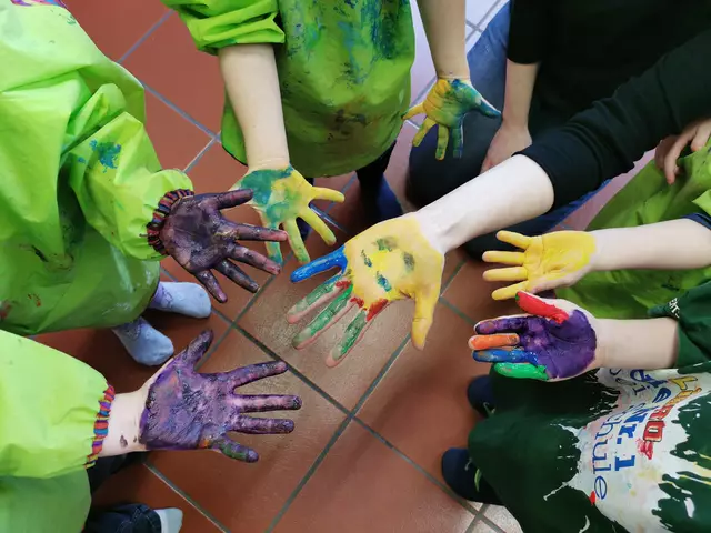 Aus über 100 Händen hat Marion Höpflinger eine Botschaft der Demokratie geschaffen. | Foto: Höpflinger