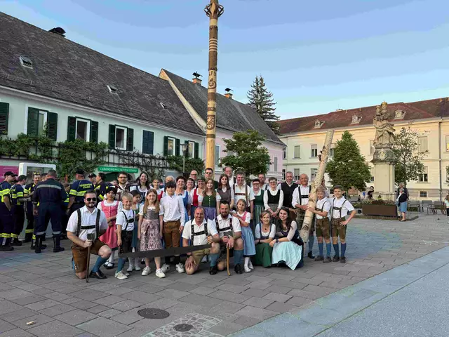 Die Volkstanzgruppe Stainz vor dem Maibaum | Foto: Volkstanzgruppe Stainz