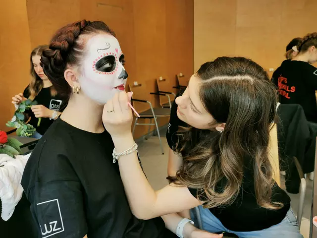 Lisa zeigte ihr Talent bei einer aufwendigen Flechtfrisur und verwandelte das Model Hannah mit einer exakten Schminktechnik zu einer „Catrina“.