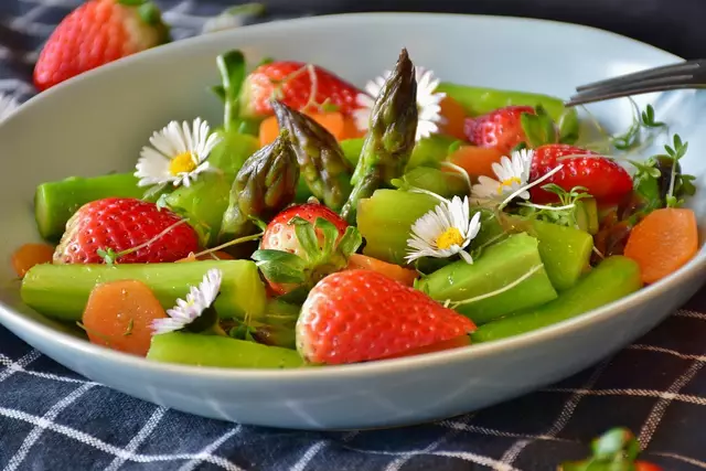 So schmeckt der Frühling: Regional, saisonal und in unter 15 Minuten fertig – der perfekte Salat für sonnige Tage.
 | Foto: Unsplash