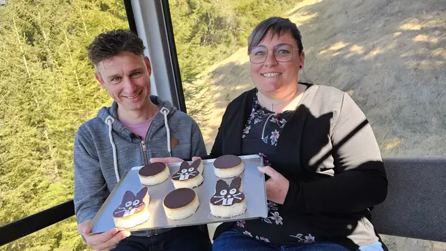 Foto: Sofia Pellegrini: Andrea & Markus Münsch aus Nenzing erzählen in der Fernsehgondel am Muttersberg, bei Andreas Seeburger, über ihr geteiltes aber glückliches Leben im Bäckerhandwerk.