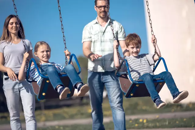 Eltern plus zwei Kinder sind aktuell die bevorzugte Familiengröße – die Tendenz geht aber nach unten. | Foto: PantherMedia/asdf (YAYMicro)