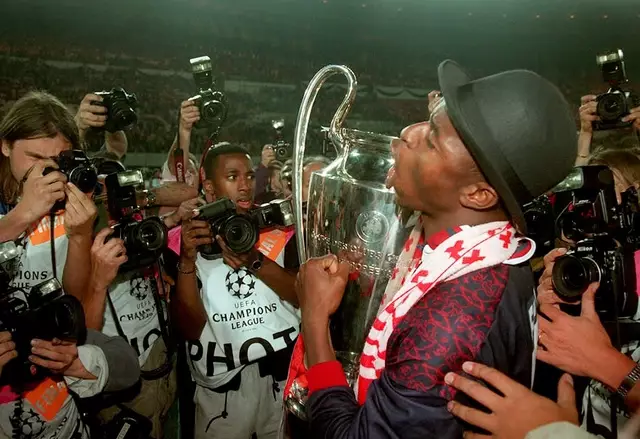 George Finidi mit dem Sieges-Pokal im Ernst-Happel-Stadion. | Foto: Kelly Schoebitz / APA / picturedesk.com