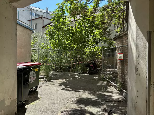 Bauzäune und Rollerparkplatz: So sieht der Innenhof in der Löwengasse 40 derzeit aus.  | Foto: Luca Arztmann/MeinBezirk