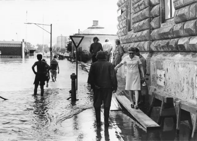 Überschwemmungen entlang der Straßen am Handelskai in der Leopoldstadt am 3. Juli 1975. | Foto:  Votava / brandstaetter images / picturedesk.com