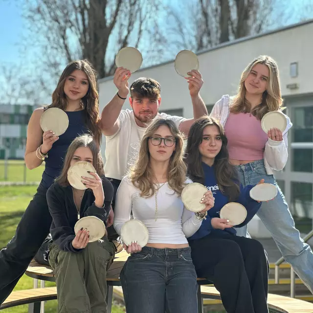 Stolze Präsentation der fertig gestellten Keramikteller. Gemeinsam mit Ulrike Paulitsch wurden die Kunststücke gefertigt. | Foto: Pannoneum Neusiedl