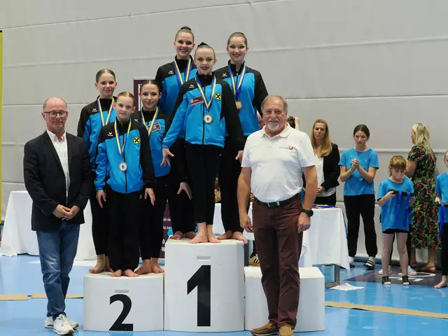 v.li.n.re.: Sportunion Austria Präsident Wolfgang Lehner, Amelie Ertl, Rosemarie Ofenauer, Emilia Kienbichl, Hannah Gartler, Sophia Kienbichl, Lea Reisinger, Sportunion NÖ Präsident Raimund Hager | Foto: Union Sportakrobatik Krems