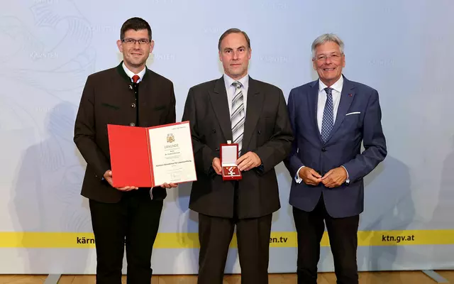 Verleihung von Ehrenzeichen an Kärntner Lebensretterinnen und Lebensretter und andere verdiente Persönlichkeiten.
 | Foto: LPD Kärnten/Kuess