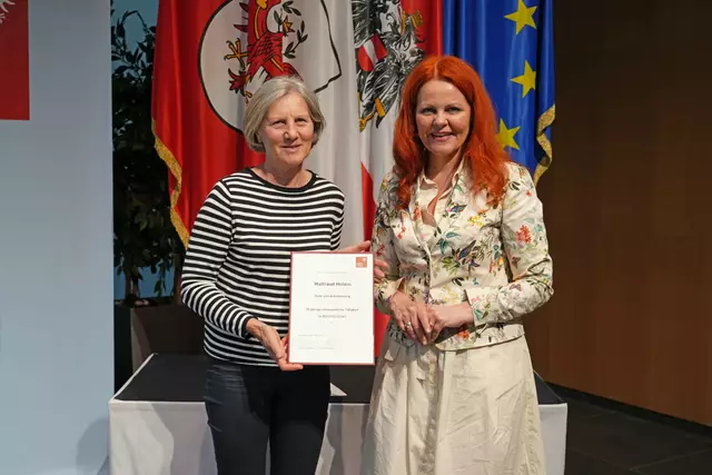 LR Cornelia Hagele gemeinsam mit Waltraud Holaus, einer der Geehrten aus dem Bezirk Kitzbühel. | Foto: Land Tirol/Reiter