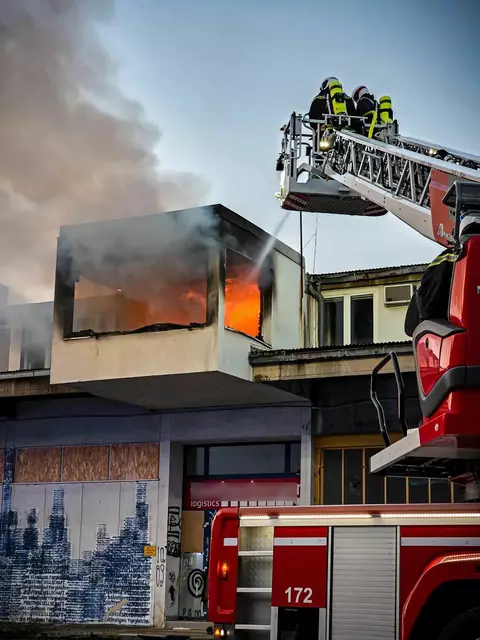 In einer aufgelassenen Lagerhalle am Nordwesbahnhof-Areal war am Montagabend ein Brand ausgebrochen. | Foto:  Stadt Wien | Feuerwehr