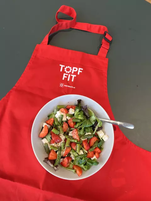 Frisch, fruchtig, frühlingshaft – Erdbeeren und Spargel sind das perfekte Duo für diesen leichten Salatgenuss. | Foto: Antonia Janda