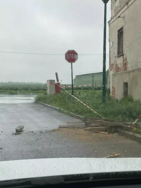Balken des Dachstuhls lösten sich und fielen auf die Straße. | Foto: Vinzenz Fleischhacker
