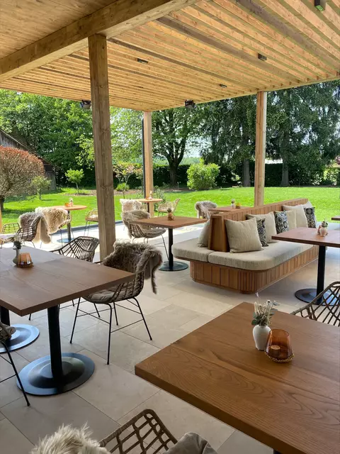 Setz dich nieder und lasse die Seele baumeln: Der gemütliche Außenbereich lässt keine Wünsche zum Genießen offen. | Foto: Oliver kocht