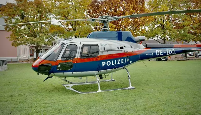 Der Polizeihubschrauber ist auch im Einsatz. (Symbolfoto) | Foto: MeinBezirk.at