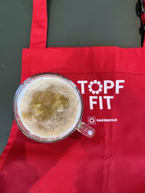 Fruchtig, frisch, saisonal: Rhabarberkompott ist schnell gemacht und schmeckt einfach immer – ob pur, zu Porridge oder als Topping. | Foto: Antonia Janda