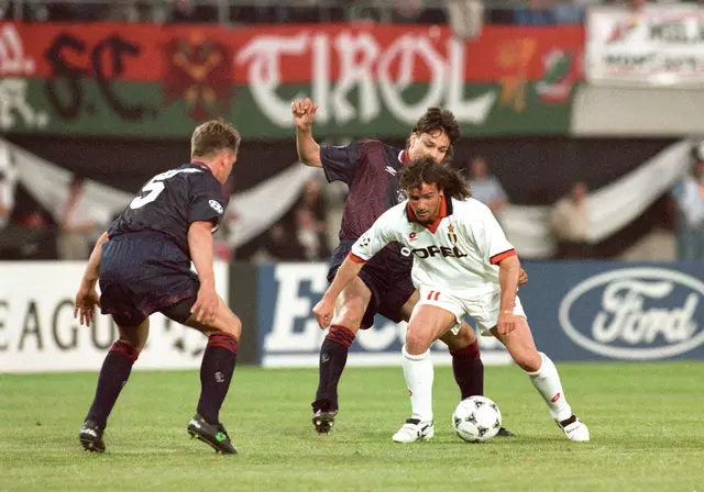 Im Bild: Marco Simone (Milan, r.) gegen Frank de Boer (Ajax, l.).
 | Foto: Robert Jäger / APA-Archiv / picturedesk.com