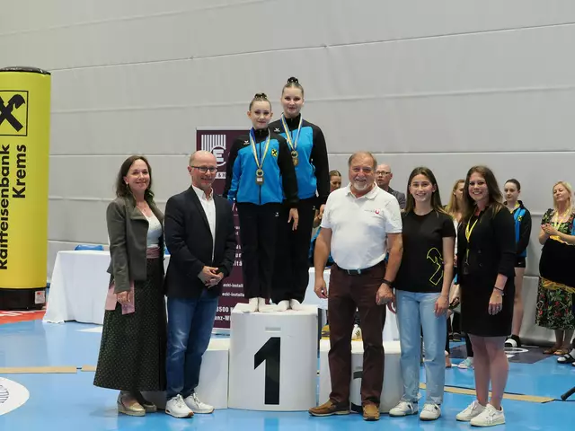  v.li.n.re.: Sportstadträtin Bernadette Laister, Sportunion Austria Präsident Wolfgang Lehner, Celina Loidl, Livia Haizinger, Sportunion NÖ Präsident Raimund Hager, Eriola Haziri, Katharina Lantschik | Foto: Union Sportakrobatik Krems