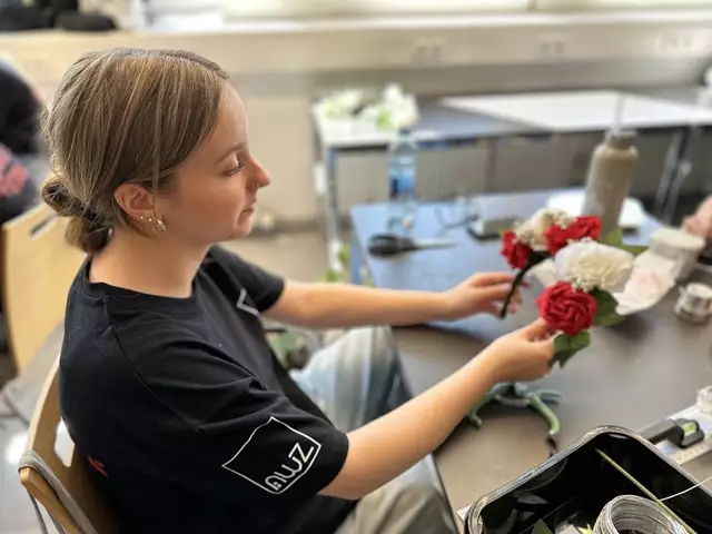 Im Fachbereich Gesundheit, Schönheit und Soziales arrangierte Julia einen kunstvollen Haarkranz aus selbstgebastelten sowie künstlichen Blumen.