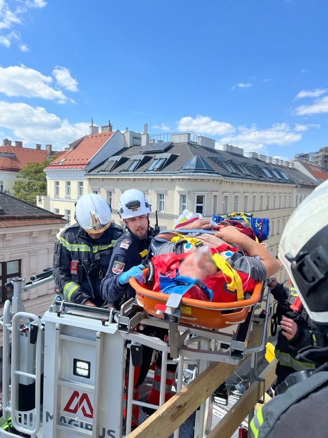 Der Bauarbeiter wurde bei dem Rohbau in der Radetzkystraße zunächst stabilisiert und anschließend per Drehleiter auf den Boden gebracht. | Foto: Berufsrettung Wien