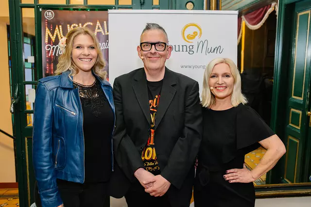 Suzanne Carey, die Initiatorin des Musicals "Mamis und Papis" mit dem Moderatorenduo Franz Moped und Petra Kreuzer. | Foto: St. Josef Krankenhaus Wien / Alek Kawka