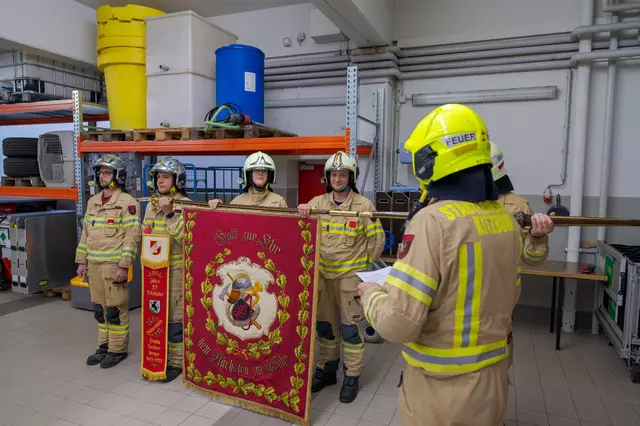 Pascal Mager und Elisa Rieder konnten angelobt werden. | Foto: Stadtfeuerwehr Kitzbühel