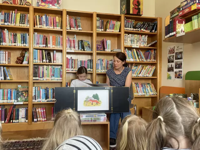 Judith Pöchträger und Tochter Miriam führten das Kamishibai vor. | Foto: Kindergarten Kirchdorf