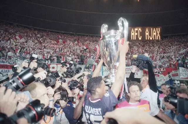 Der Torschütze des Tages, Patrick Kluivert, mit dem Henkelpott im Happel-Stadion 1995. | Foto: Luca Bruno / AP / picturedesk.com