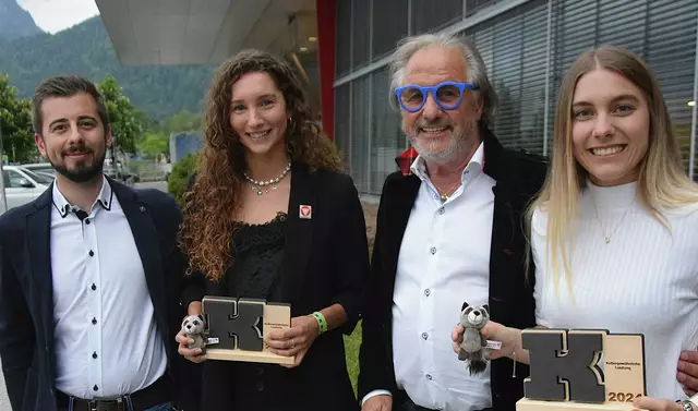 Therese Feuersinger (Tri X Kufstein) Anna Schneeberger (Taekwondo Wörgl) mit Michael Tusch (li.) und Siegi Tusch (Fa. Nici). | Foto: Schwaighofer
