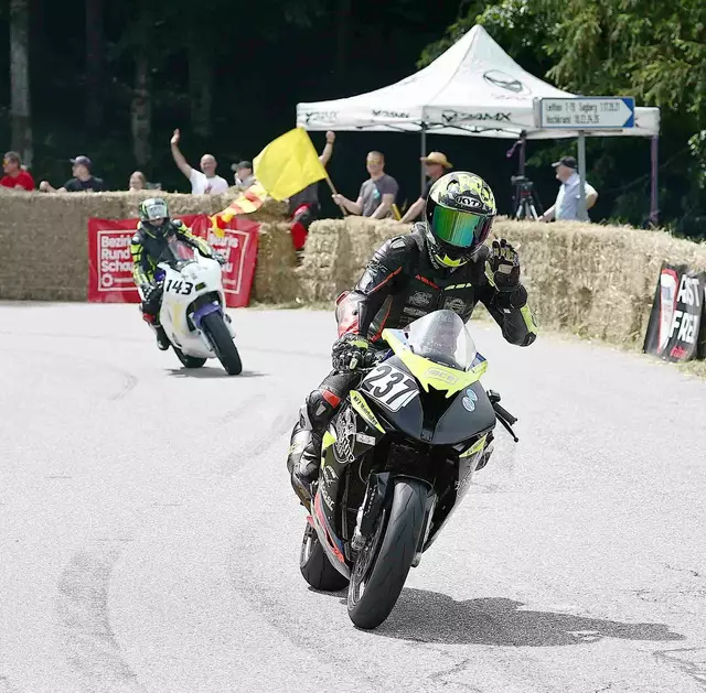 Zahlreiche Motorradfahrer messen sich beim Bergrennen in Julbach. | Foto: gawe