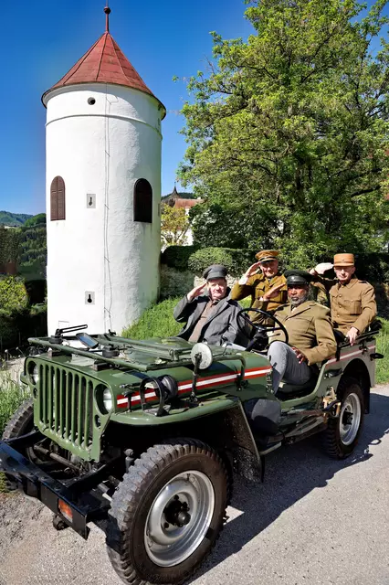 "70 Jahre Staatsvertrag": So wie Andreas Trümel, Gerhard Bürbaumer, Jerome Small und Harald Krammer als "Die Vier im Jeep" in Form einer szenischen Lesung in Scheibbs unternehmen auch wir eine "Zeitreise". | Foto: Bernhard Hofecker/Stadtgemeinde Scheibbs
