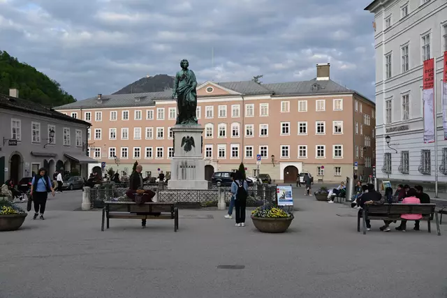 Einladener als bisher soll der Mozartplatz in Zukunft werden. Dafür wurden nun die Pläne zur Neugestaltung der Öffentlichkeit präsentiert. Unter anderem kommen Baumgruppen und eine Pflaserung, sowie ein historischer Brunnen wird reaktiviert. | Foto: Herbert Ziss
