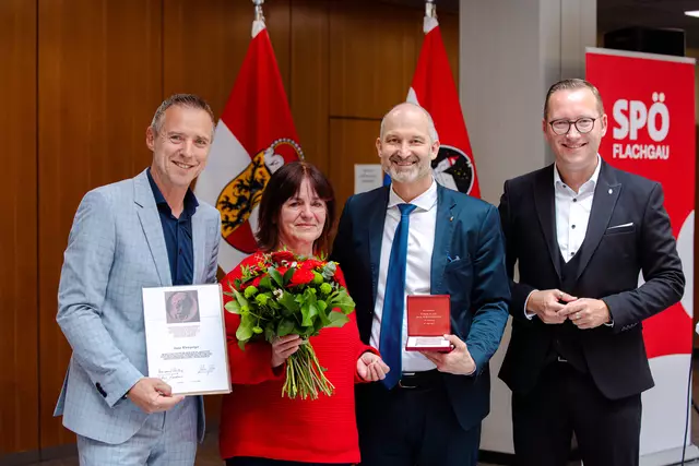 Peter Eder, Anni Wirnsperger, Max Maurer, Georg Djunjda, bei der Übergabe der Viktor-Adler-Plakette an Anni Wirnsperger. Die Viktor-Adler-Plakette ist die höchste Auszeichnung der SPÖ. | Foto: SPÖ/Müseler