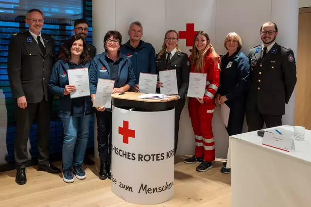 Besonders erfreulich war die Beförderung und Ehrung einiger Mitglieder. | Foto: Rotes Kreuz