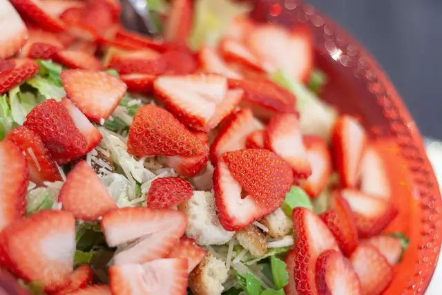 Frische Erdbeeren und grüner Spargel treffen auf würzigen Feta – ein echtes Geschmackserlebnis. | Foto: Unsplash