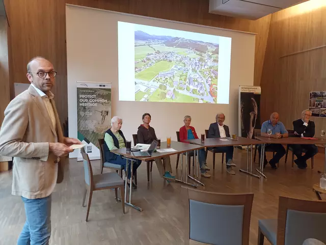 Podiumsdiskussion „Vergangenheit und Zukunft des Hallstattzeitlichen Museums Großklein und der archäologischen Region Großklein“ mit Moderator Bgm. Christoph Zirngast | Foto: Gemeinde Großklein/Universalmuseum Joanneum