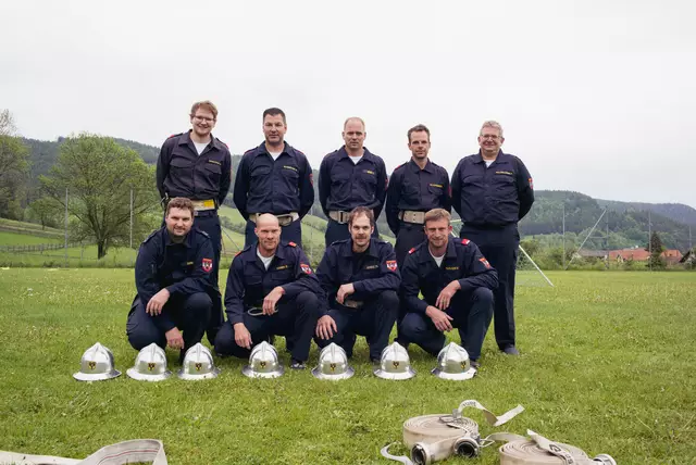 Manuel Rennhofer, Markus Schneeweis, Gerhard Ofner, Christoph Kapfenberger, Peter Hollendohner (hinten) und Alexander Ofner, Daniel Aigner, Philipp Aigner, Mathias Tauchner (vorne). | Foto: Santrucek