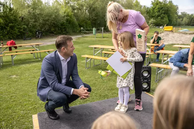 Emma Humer mit Oma Christina Gattermaier-Humer sowie Landesrat Stefan Kaineder. | Foto: Land OÖ/Tina Gerstmair