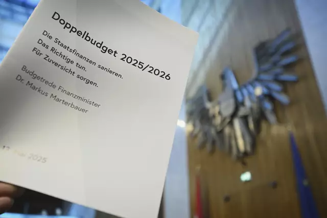 Die mit Spannung erwartete Budgetrede von Finanzminister Markus Marterbauer (SPÖ) wirft noch Fragen auf. Reaktionen gab es bislang von den Grünen und der FPÖ, sowie von zahlreichen Organisationen.  | Foto: Parlamentsdirektion/Johannes Zinner