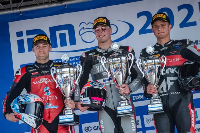 Luca De Vleeschauwer, Andreas Kofler und Daniel Blin (v.l.) nach dem ersten Rennen in Oschersleben.  | Foto: Peter Maurer